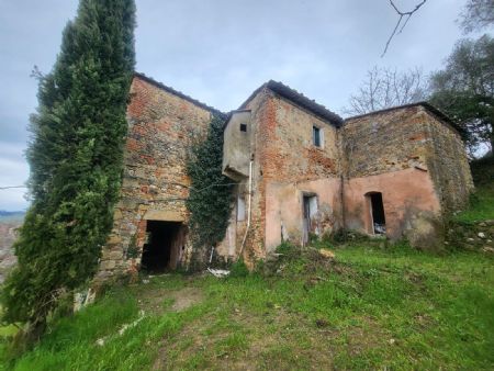 For Sale Farmhouse and Countryhouse MONTERIGGIONI FOR SALE. Indipendent farmhouse to renovate, splitted into two levels, for...